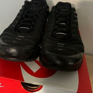 Nike air max plus (gs) Size 7 black used with box